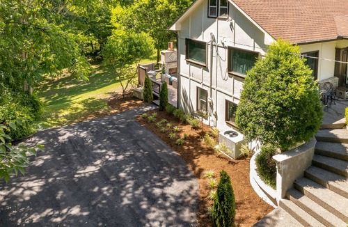 College Grove House | Cozy luxurious cottage tucked away in the woods near Arrington Vineyards!!!!