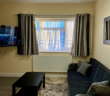 Feltham North Apartment | Cozy Luxurious Flat near LHR