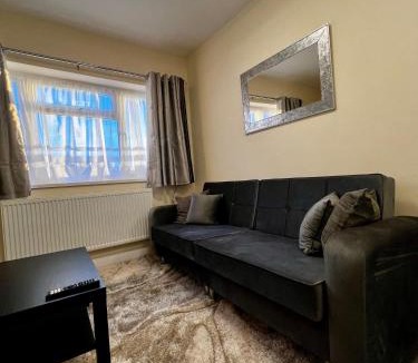 Feltham North Apartment | Cozy Luxurious Flat near LHR