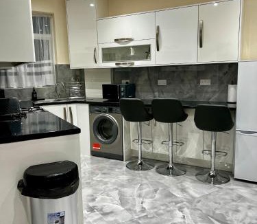 Feltham North Apartment | Cozy Luxurious Flat near LHR