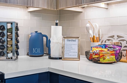 Addison Apartment | Cozy Luxurious Getaway with POOL & Reserved Parking