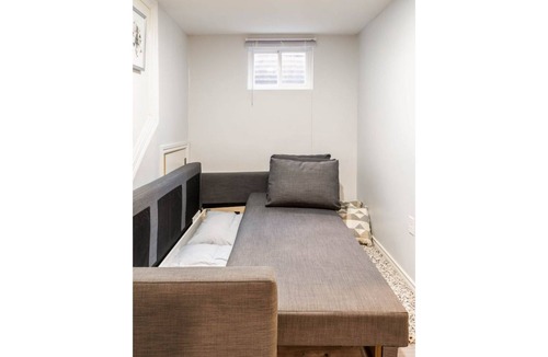 Hamilton Apartment | Cozy luxury apartment/bsmt
