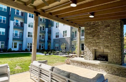 Covington Apartment | Cozy Luxury Apt design w/pool & Cincinnati view