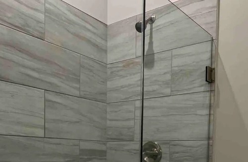 Covington Apartment | Cozy Luxury Apt design w/pool & Cincinnati view