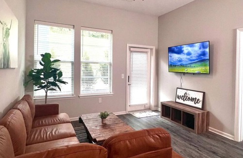 Covington Apartment | Cozy Luxury Apt design w/pool & Cincinnati view