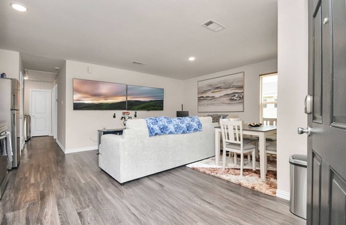 Houston House | Cozy Luxury Home, Games, King Bed, Sleeps 12