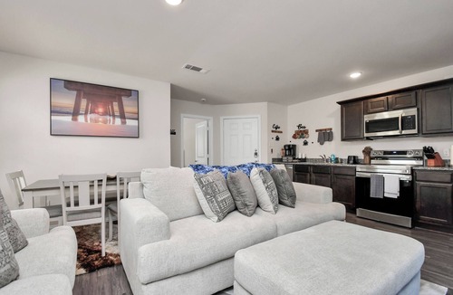 Houston House | Cozy Luxury Home, Games, King Bed, Sleeps 12