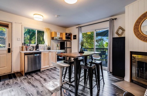 Dwight House | Cozy luxury Muskoka cottage on lakefront - Pinecone