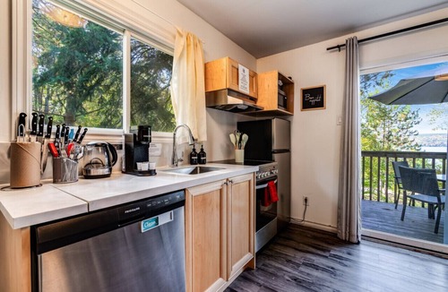 Dwight House | Cozy luxury Muskoka cottage on lakefront - Pinecone