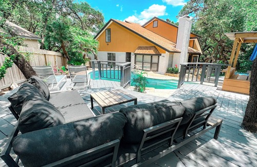 Whispering Oaks House | Cozy Luxury Pool + Home Theater + Backyard Oasis