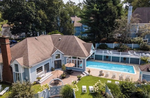 Norwich Villa | Cozy luxury studio overlooking golf grounds close to Mohegan Sun
