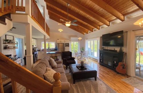 Harbour Main Cottage | Cozy Mahers Cottage - Hot tub