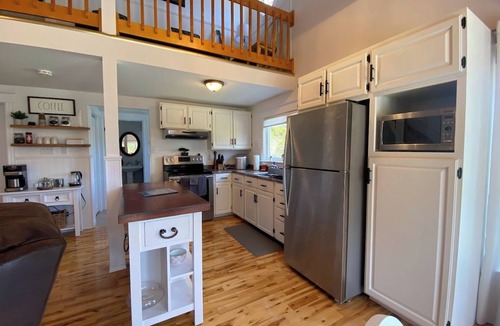 Harbour Main Cottage | Cozy Mahers Cottage - Hot tub