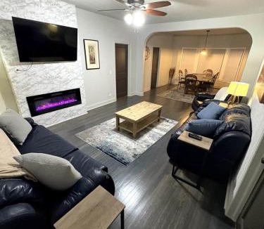 Hecla House | Cozy Main Floor- Hecla