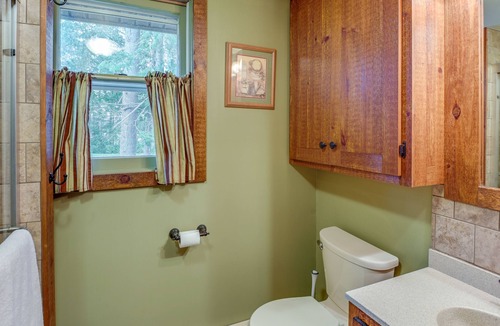 Saint Agatha Cottage | Cozy Maine Cottage on Long Lake w/ Screened Porch