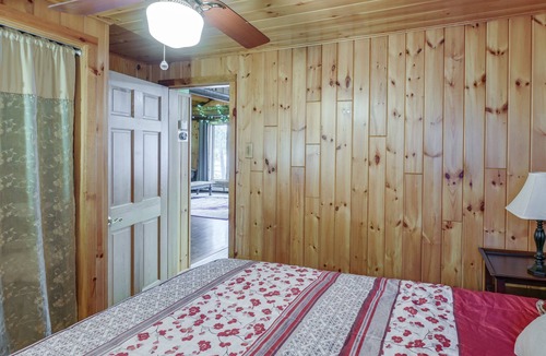 Saint Agatha Cottage | Cozy Maine Cottage on Long Lake w/ Screened Porch