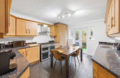 Epsom Apartment | Cozy Maisonette in Langley Vale