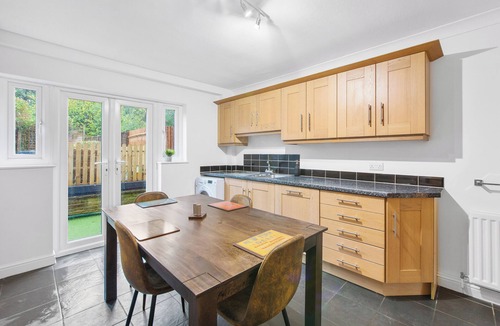 Epsom Apartment | Cozy Maisonette in Langley Vale