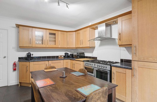 Epsom Apartment | Cozy Maisonette in Langley Vale