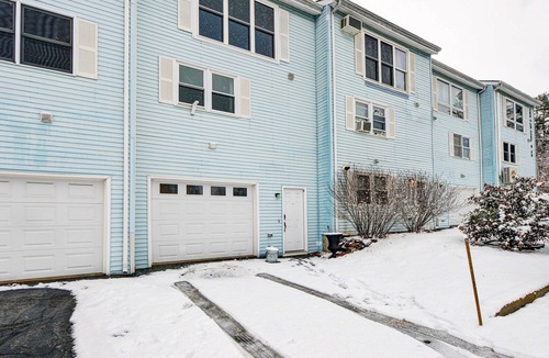 Manchester Apartment | Cozy Manchester Getaway Near Skiing!