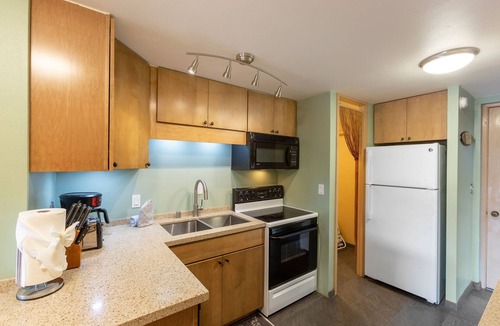 Honokowai Condo | Cozy Maui Studio with Stunning Mountain Views
