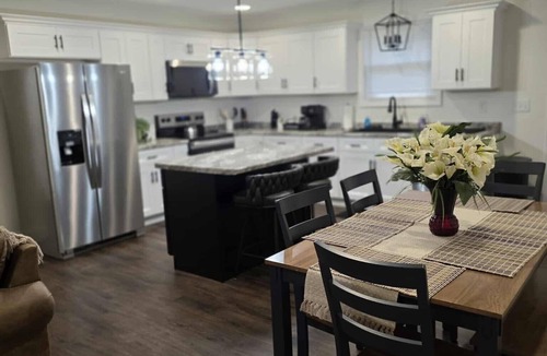 Corbin House | Cozy Maverick of Corbin, 3 bedroom 2 bath and dog friendly! Extra parking!