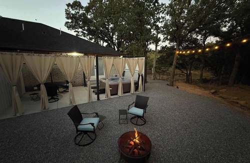 Medicine Park House | Cozy Medicine Pk Hideaway Hot Tub & Festivals BZ