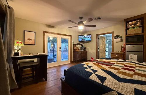 Medicine Park House | Cozy Medicine Pk Hideaway Hot Tub & Festivals BZ