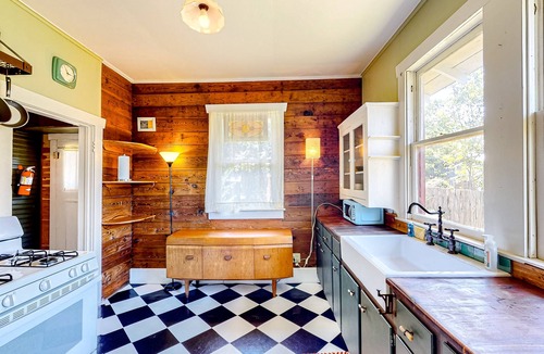 Lockhart House | Cozy Mid-Century Cottage | Lockhart