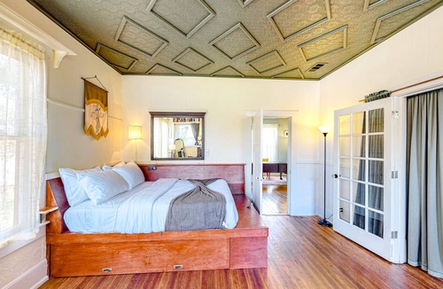 Lockhart House | Cozy Mid-Century Cottage | Lockhart