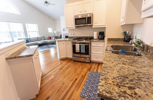 South Main House | Cozy mid-century inspired home, near med center