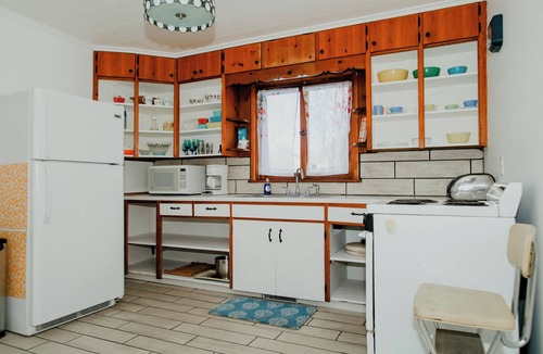 Shorewood-Tower Hills-Harbert House | Cozy Mid-Century Mod by Lake MI&Dunes with Hot Tub