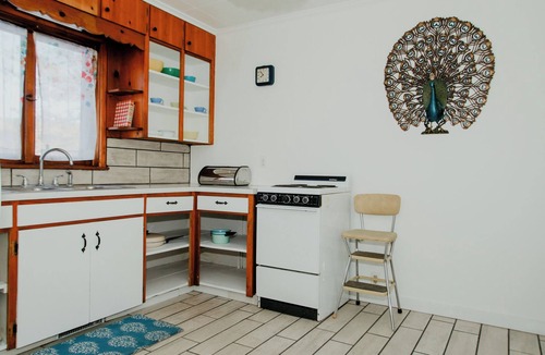 Shorewood-Tower Hills-Harbert House | Cozy Mid-Century Mod by Lake MI&Dunes with Hot Tub