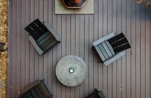 Woodstock House | Cozy Mid-Century Retreat with Spa Hot Tub