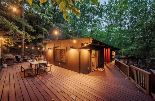 Woodstock House | Cozy Mid-Century Retreat with Spa Hot Tub