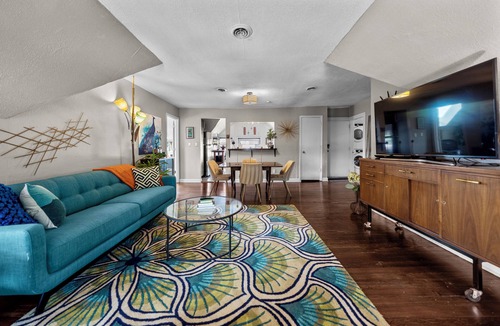 Southmoreland Apartment | Cozy Midcentury 2bd - Walk to Restaurants, Westport, & Museums - Free Parking