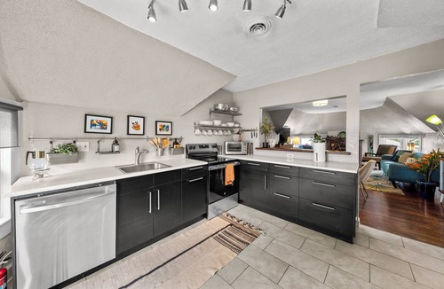 Southmoreland Apartment | Cozy Midcentury 2bd - Walk to Restaurants, Westport, & Museums - Free Parking