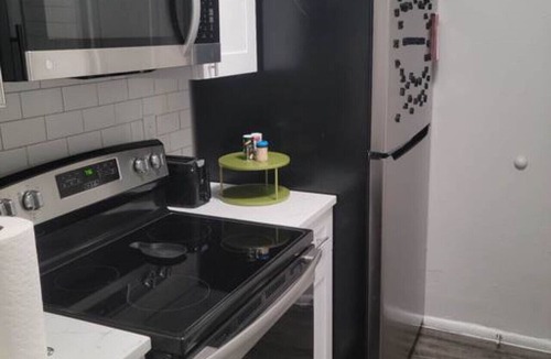 Government Hill Apartment | Cozy Midtown Apartment, King Bed