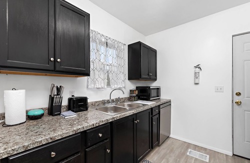 Kansas City House | Cozy Midtown Home 10 Min to Downtown KC, 12 Min to Arrowhead & world cup.