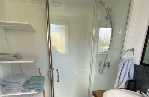 Ohaeawai Cabin | Cozy Mini Home Farm Retreat