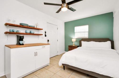 Cypress Apartment | Cozy MiniStudio with Queen Bed Coffee