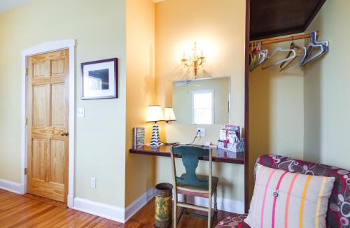 Berger Apartment | Cozy Missouri Retreat w/Pool, Pond & Fire Pit!