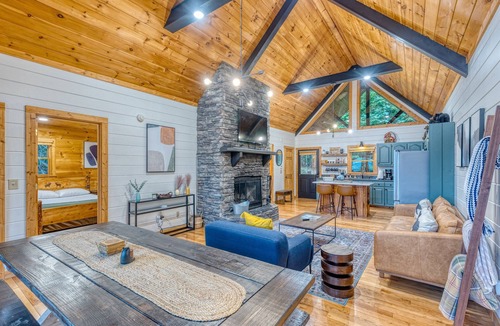 Mineral Bluff Cabin | Cozy Mntn Escape *Fireplace *Games *Views *Hot Tub