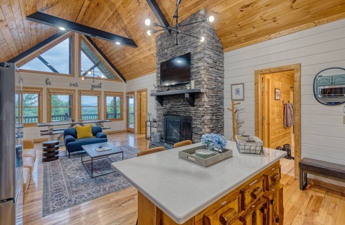 Mineral Bluff Cabin | Cozy Mntn Escape *Fireplace *Games *Views *Hot Tub