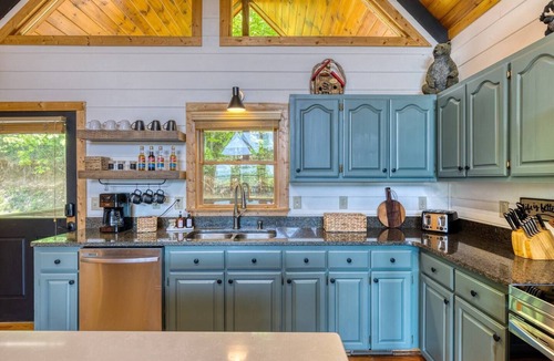 Mineral Bluff Cabin | Cozy Mntn Escape *Fireplace *Games *Views *Hot Tub