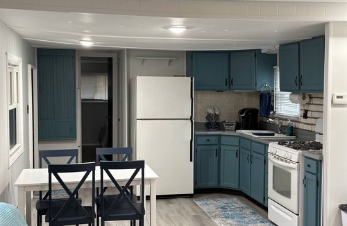 Port Clinton House | Cozy Mobile Home