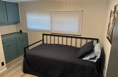 Port Clinton House | Cozy Mobile Home