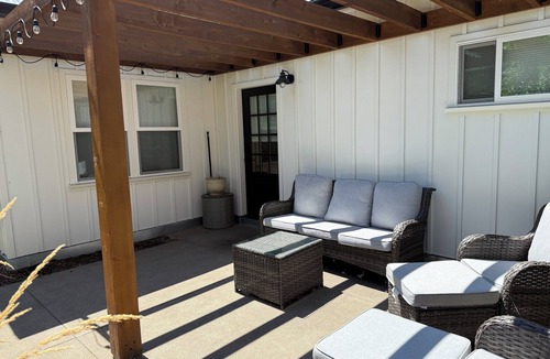 Historic Railroad District Cottage | Cozy Modern 1 Bedroom Cottage