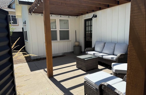 Historic Railroad District Cottage | Cozy Modern 1 Bedroom Cottage