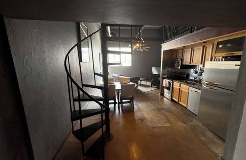 Deep Ellum Condo | Cozy modern 1-bedroom loft in down town Dallas deep ellum